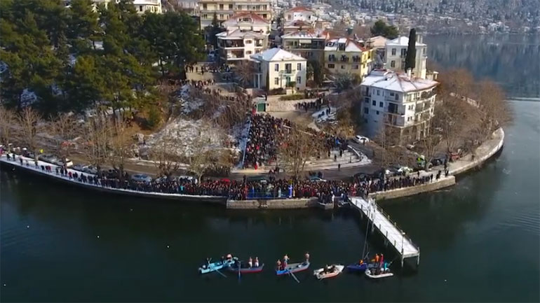 Video από τον εορτασμό των Θεοφανίων στα παγωμένα νερά της λίμνης στην Καστοριά