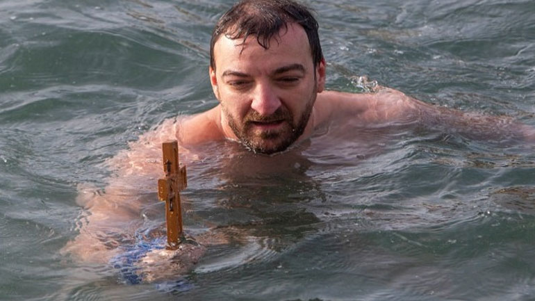 Ένας 35χρονος έπιασε πρώτος τον Σταυρό βουτώντας στον Θερμαϊκό