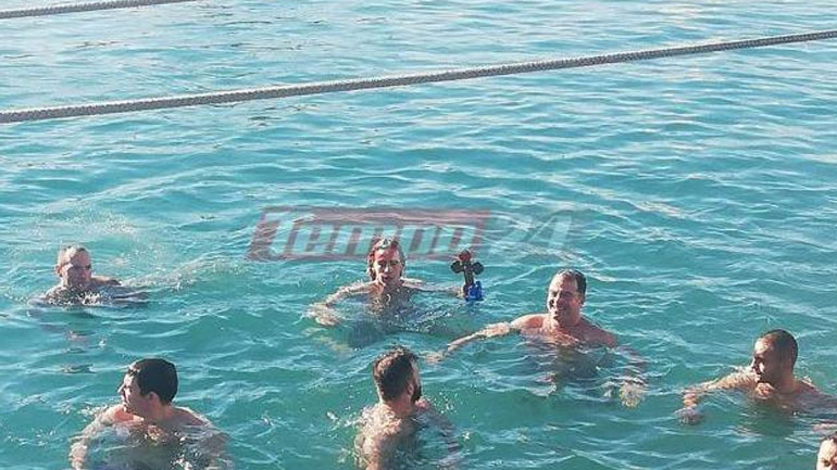 Περισσότερα από 30 άτομα βούτηξαν στα παγωμένα νερά της Πάτρας για να πιάσουν τον σταυρό
