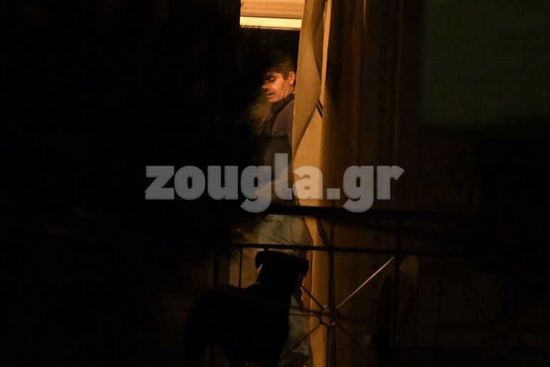 Στην φωτο διακρίνεται αστυνομικός με το όπλο στο χέρι ο οποίος προσπαθεί να πείσει τον άνδρα να παραδοθεί