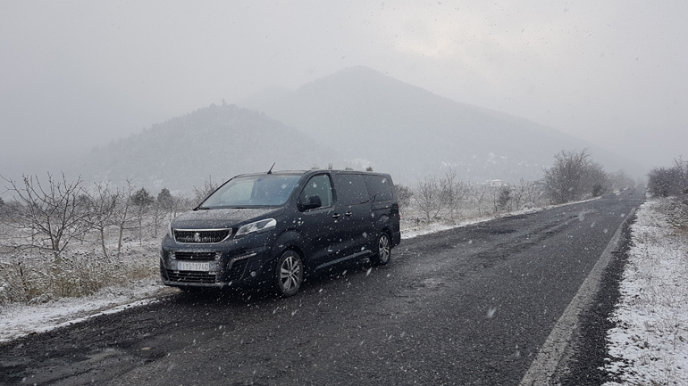 Ο χειμώνας και το χιόνι είναι όμορφα αλλά χρειάζεται μεγάλη προσοχή (στη φωτό το Peugeot Traveller)