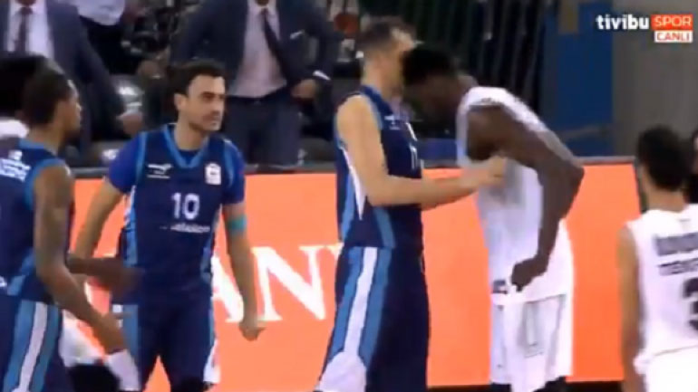 Τουρκία: Ο Μάικλ Έρικ εκνευρίστηκε και… ξάπλωσε δύο αντιπάλους του στο παρκέ !