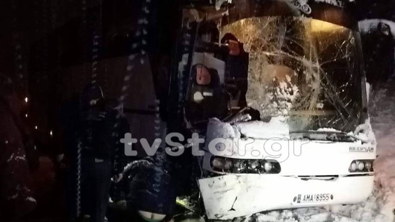 Λεωφορείο του ΚΤΕΛ συγκρούστηκε με αλατιέρα