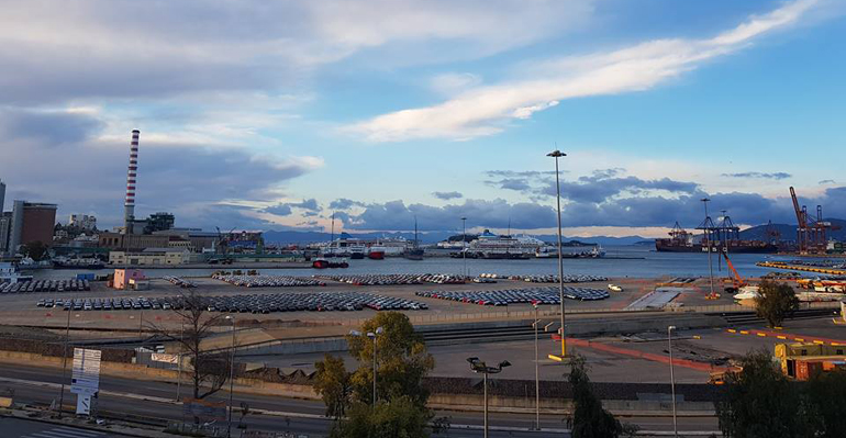 Το λιμάνι του Πειραιά (στο σημείο που έρχοντα τα αυτοκίνητα)