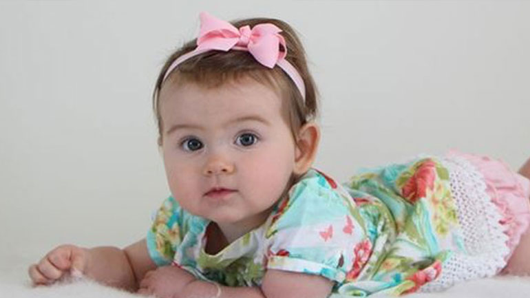 Πώς θα σηκώσει το κεφάλι του το μωρό από το κρεβάτι;