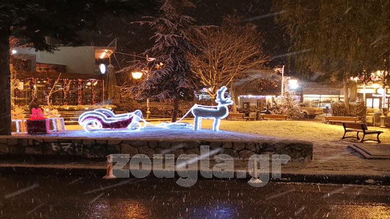Πυκνή χιονόπτωση στον Άγιο Στέφανο, στον Διόνυσο και στη Νέα Ερυθραία