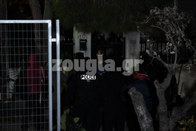 Ο 60χρονος έχει συλληφθεί από αστυνομικούς και οδηγείται στην Αστυνομία