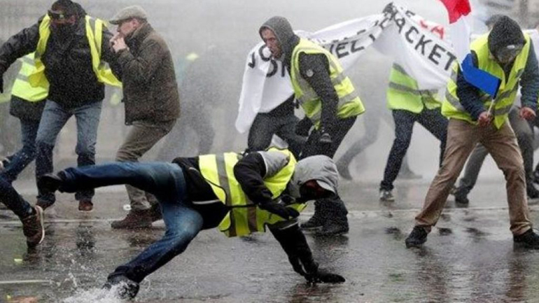 Κίτρινα γιλέκα: Σκληραίνει τη στάση της η γαλλική κυβέρνηση