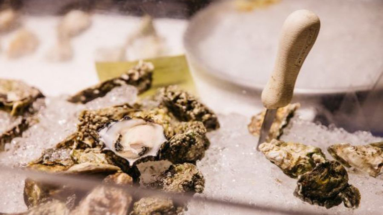 Τυχερός πελάτης σε εστιατόριο βρήκε μαργαριτάρι σε στρείδι!