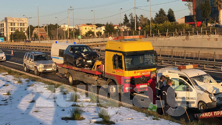 Καραμπόλα με γερανοφόρο όχημα στην Εθνική Οδό στο ύψος της Κηφισιάς