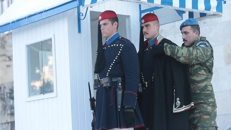 Στα λευκά η Αθήνα, στο καθήκον οι Εύζωνες