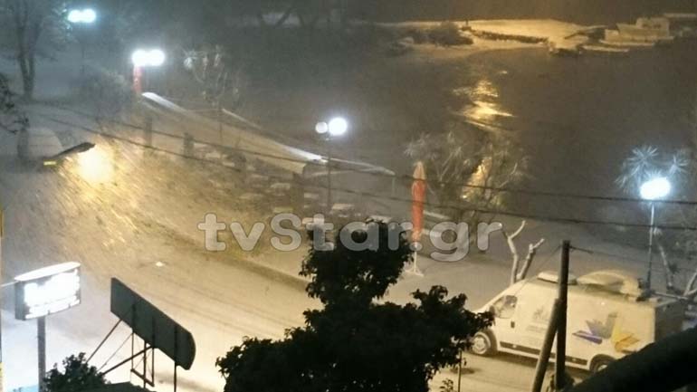 Ισχυρή χιονόπτωση μέσα στη Χαλκίδα. Κλειστά τα σχολεία
