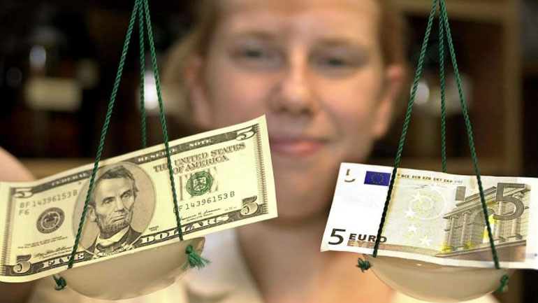 Πτώση καταγράφει το ευρώ έναντι του δολαρίου