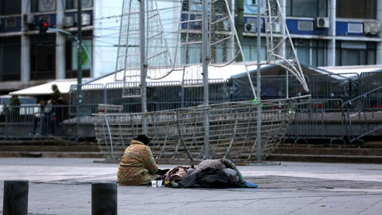 Βοήθεια σε αστέγους στους παγωμένους δρόμους της Αθήνας