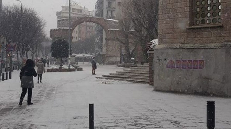 Χιονίζει στο κέντρο της Θεσσαλονίκης