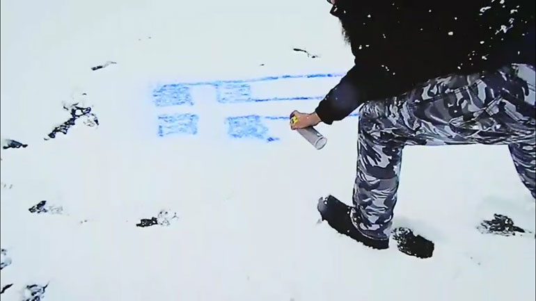 Κρήτη: Έκανε graffiti την ελληνική σημαία πάνω στο χιόνι