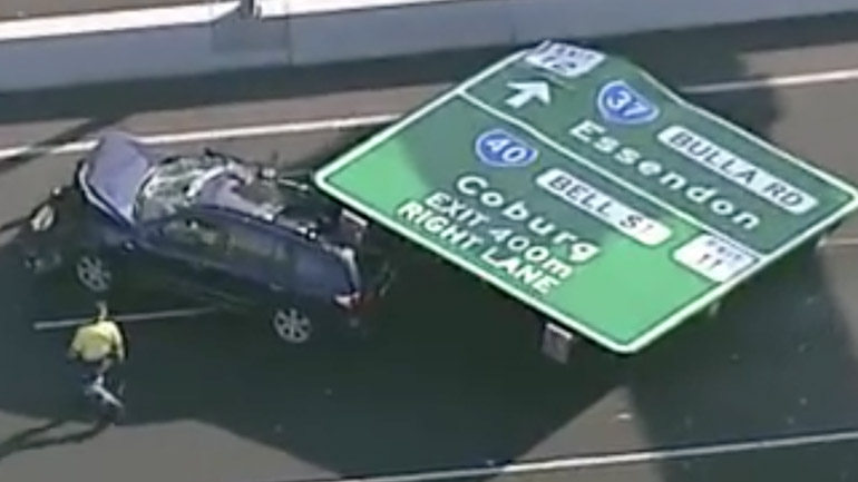 Tεράστια πινακίδα πέφτει σε αυτοκίνητο!