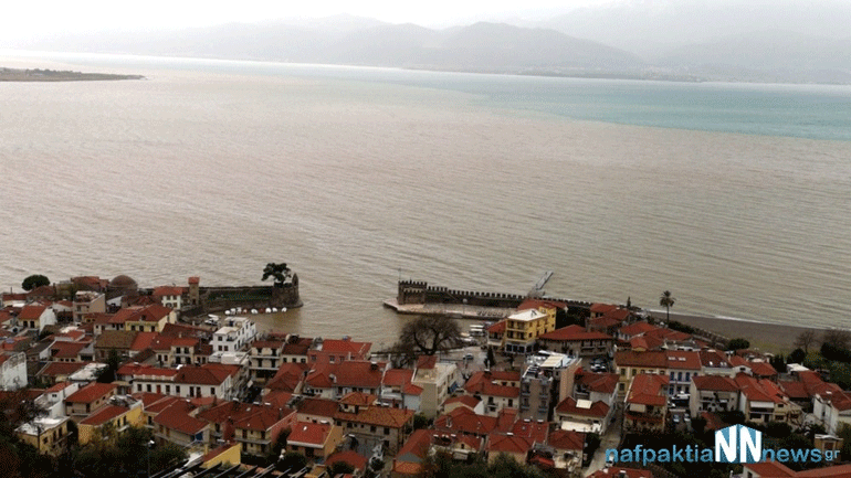«Κοκκίνισε» το λιμάνι της Ναυπάκτου