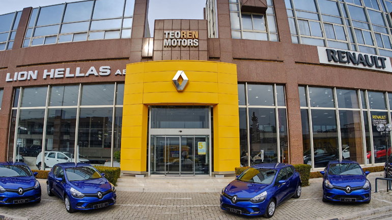 H Renault έκανε δώρο πέντε αυτοκίνητα στους πυροπαθείς