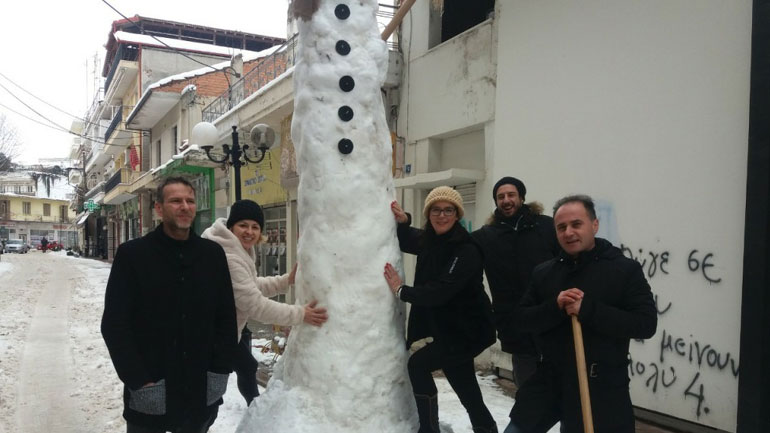 Αυτός είναι ο ψηλότερος χιονάνθρωπος – ύψους 5 μέτρων! – στην Ελλάδα