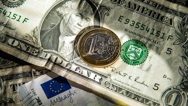 Υποχωρεί το ευρώ έναντι του δολαρίου