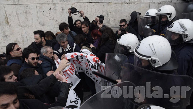 Ένταση, ξύλο και τραυματίες στο εκπαιδευτικό συλλαλητήριο Ένταση, ξύλο και τραυματίες στο εκπαιδευτικό συλλαλητήριο