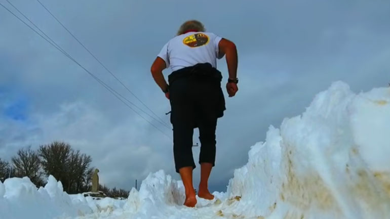 Μαραθωνοδρόμος έτρεξε ξυπόλυτος στον χιονισμένο Ψηλορείτη!