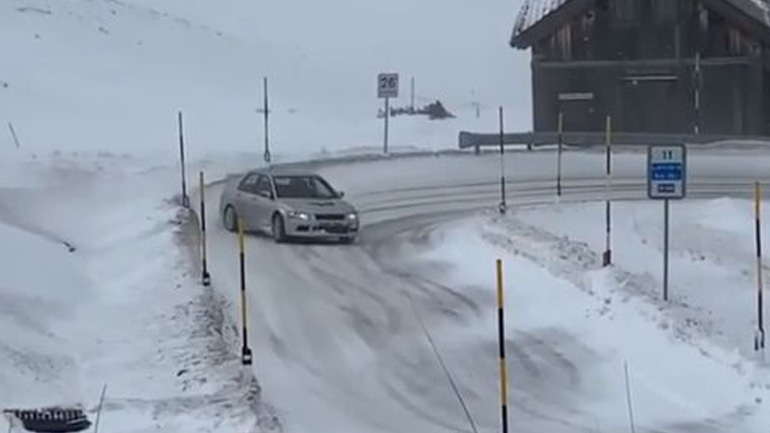 Μόνο με το πλάι πηγαίνει το Mitsubishi Evo