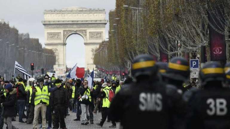 Τα «Κίτρινα Γιλέκα» ξανά στους δρόμους – Χημικά και ξύλο στην Αψίδα του Θριάμβου