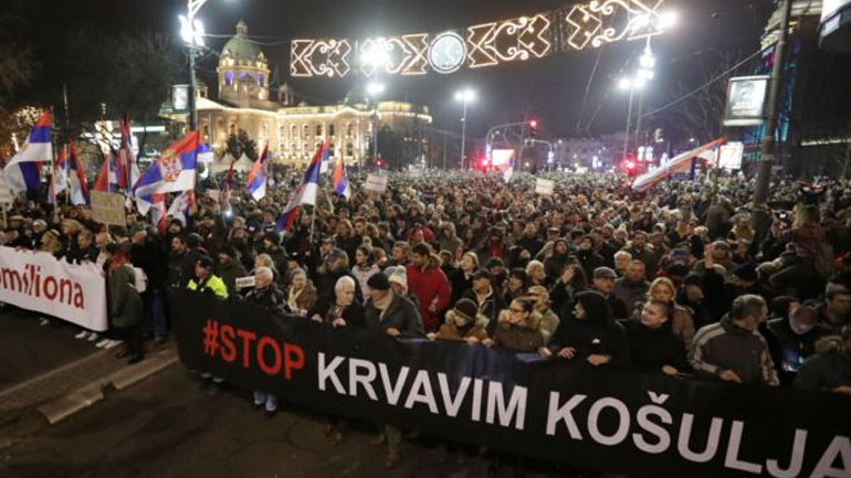 Χιλιάδες Σέρβοι συμμετείχαν σε διαδήλωση κατά του Βούτσιτς στο Βελιγράδι