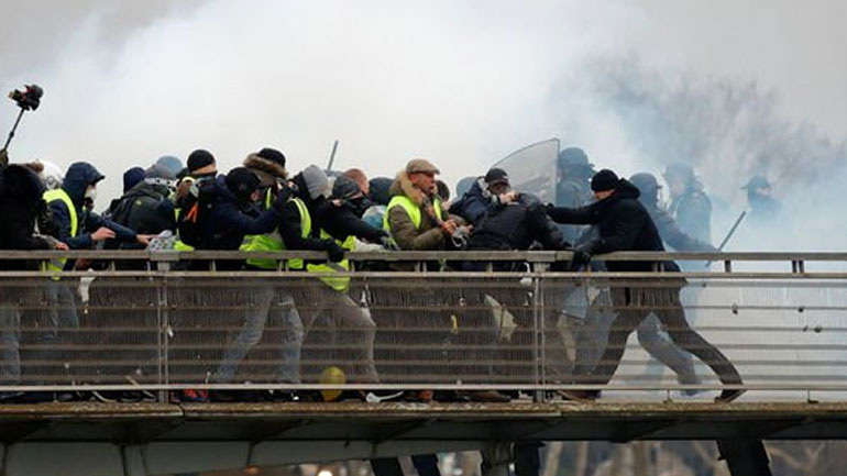 Γαλλία: Στους δρόμους τα «κίτρινα γιλέκα» για ένατο Σάββατο