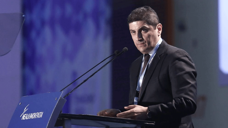 «Τις τελευταίες ημέρες εξελίσσεται μία στημένη παράσταση πατριωτισμού»