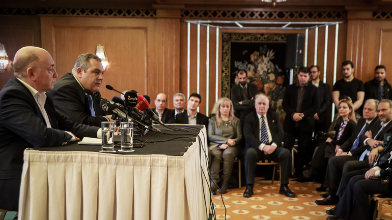 Το όνομα Μακεδονία πάνω από πρόσωπα και καρέκλες