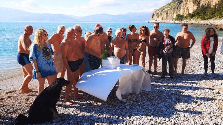 Ναύπλιο: Με βουτιές στα παγωμένα νερά έκοψαν οι xειμερινοί κολυμβητές την Πρωτοχρονιάτικη πίτα τους