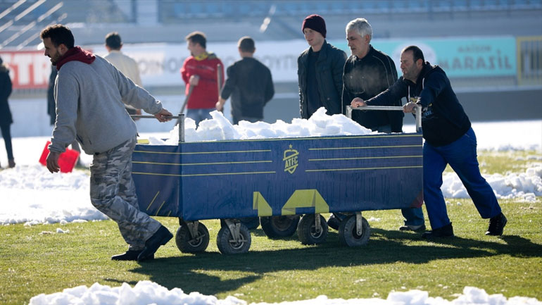 O αγώνας δρόμου των ανθρώπων του Αστέρα για να καθαριστεί το γήπεδο από το χιόνι