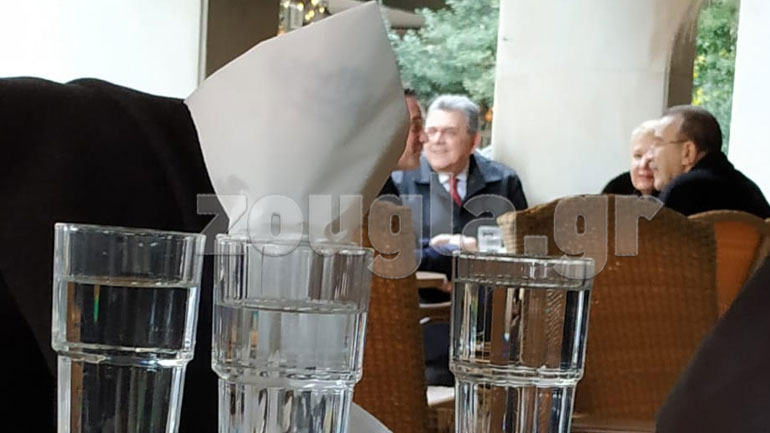 Ο Άδωνις και η παρέα του για καφέ στο Κολωνάκι