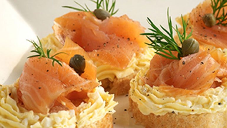 Καναπεδάκια με καπνιστό σολομό