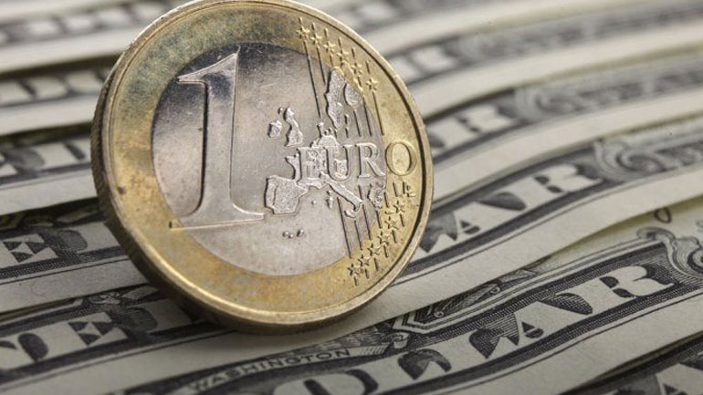 Το ευρώ υποχωρεί οριακά 0,05% στα 1,1458 δολάρια