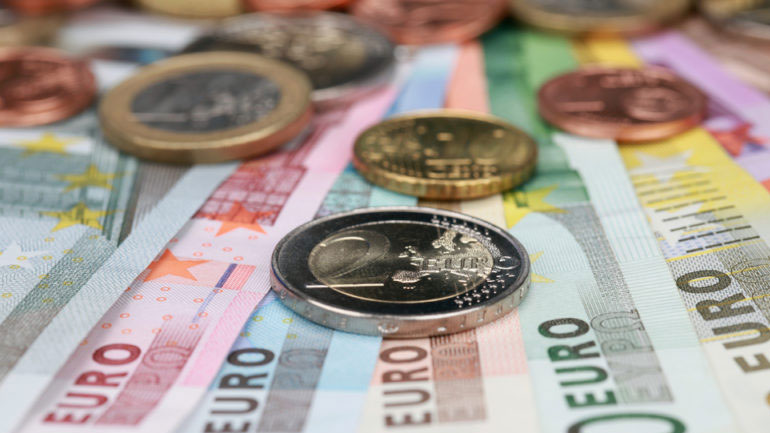 Oριακή άνοδος για το ευρώ