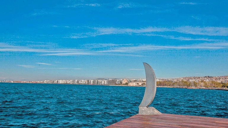Θεσσαλονίκη: Επανατοποθετείται το γλυπτό «Φεγγαράκι στην Ακτή»