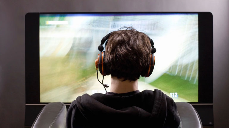 Οι οθόνες δεν κάνουν μεγαλύτερο κακό στην ψυχική υγεία των εφήβων από τις… πατάτες