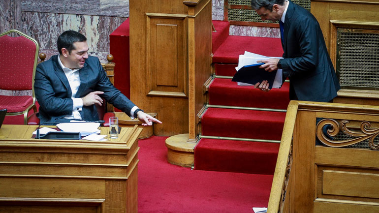 Το μικρό απρόοπτο μεταξύ Τσίπρα – Μητσοτάκη: «Κυριάκο κάτι σου έπεσε»
