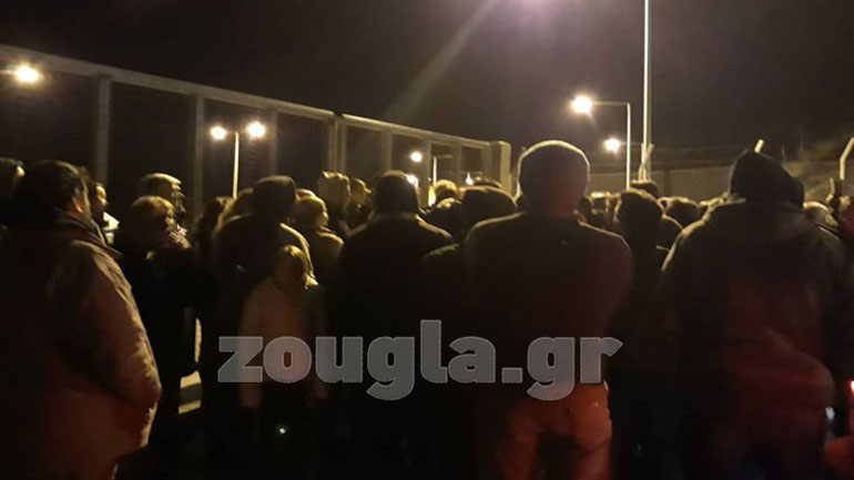 Επεισόδια στον ΧΥΤΑ Μαραθώνα – Πετροπόλεμος, ζημιές σε περιπολικά και τραυματισμοί