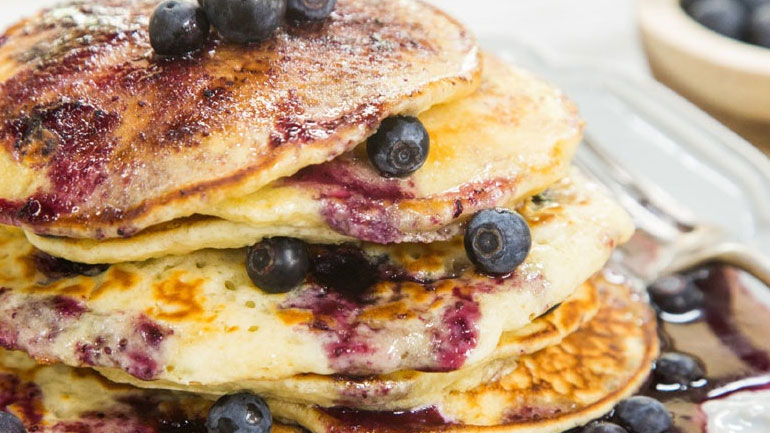 Pancakes με μαρμελάδα μούρο