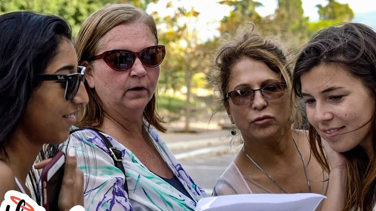 Τουρίστες μιλούν Ελληνικά… περίπου! (Astathios Team)