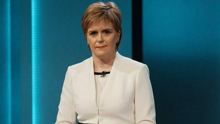 Πυρά Στέρτζον κατά Μέι μετά την ήττα Πυρά Στέρτζον κατά Μέι μετά την ήττα