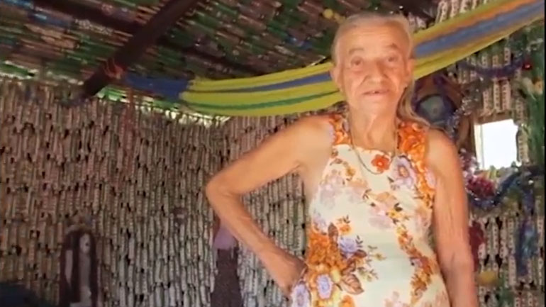 Γιαγιά έχτισε σπίτι από μπουκάλια