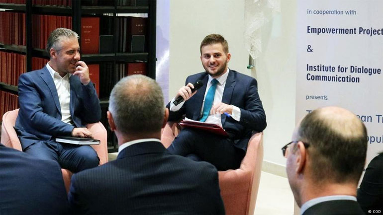 O Γκεντ Τσέκαϊ με το μικρόφωνο στο χέρι