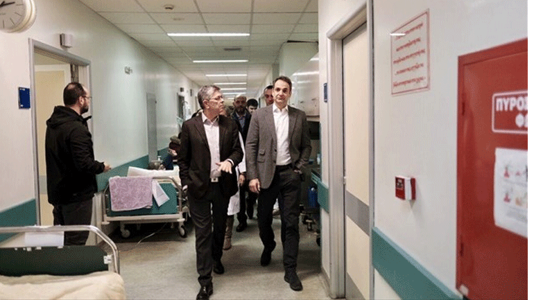 Aιφνιδιαστική επίσκεψη Μητσοτάκη στο Αττικό Νοσοκομείο