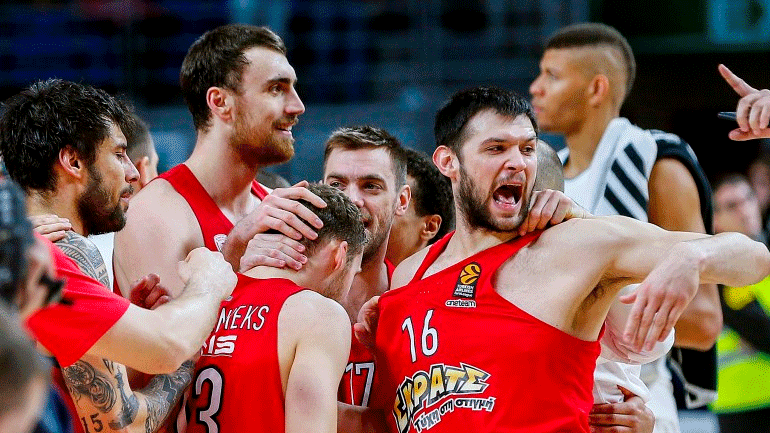 Με Μιλουτίνοφ ο Ολυμπιακός κυνηγά την τετράδα